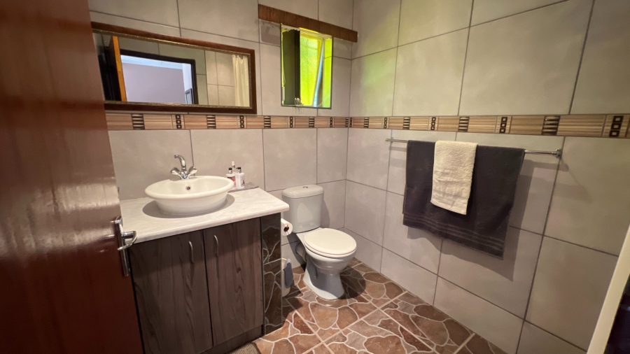 5 Bedroom Property for Sale in Langenhovenpark Free State